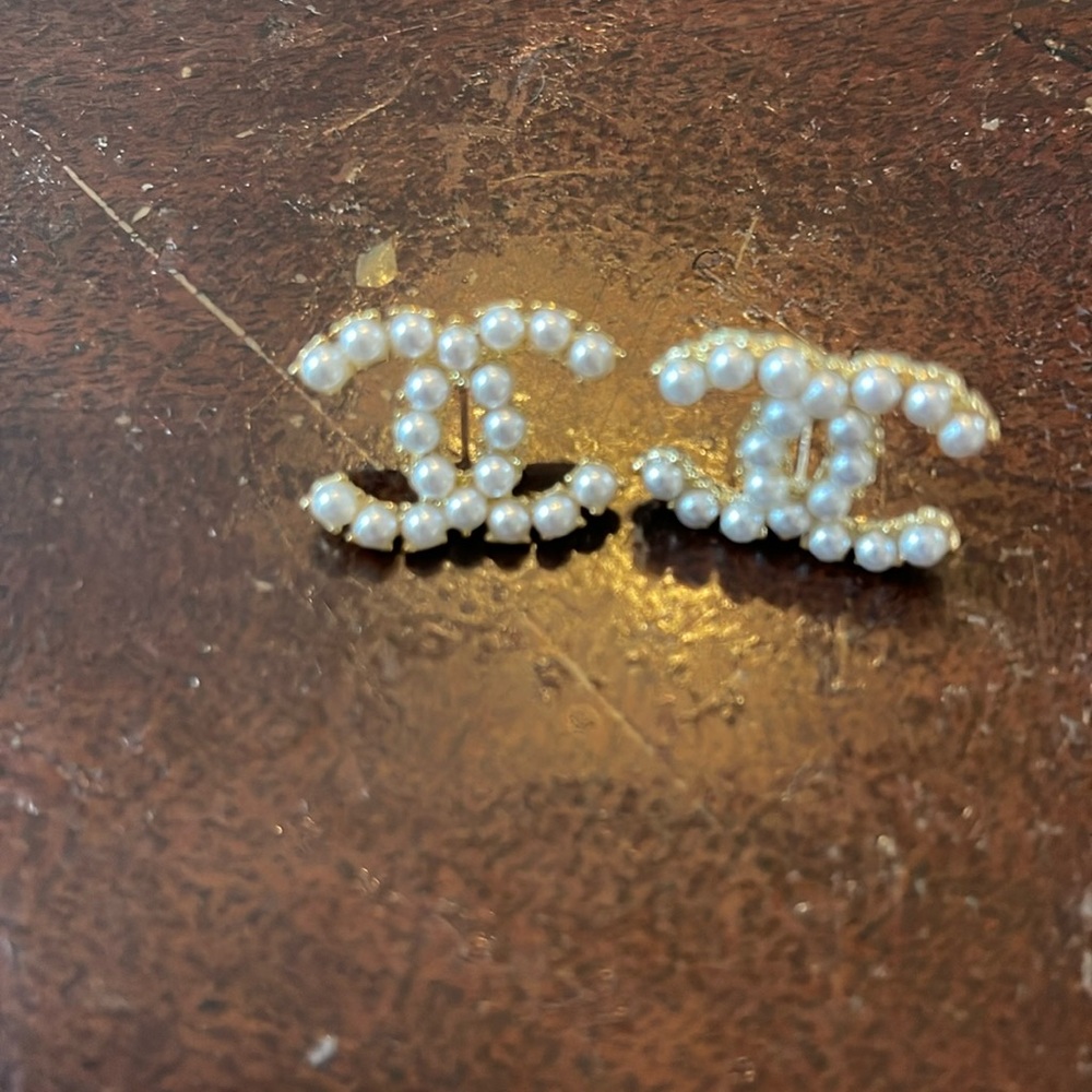 Beautiful earring with pearls